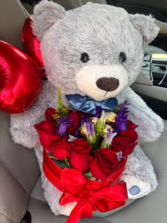 Bucket de rosas naturales 🌹 con 🐻 con globos