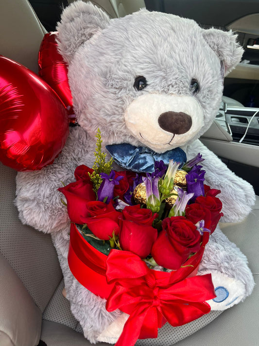 Bucket de rosas naturales 🌹 con 🐻  con globos